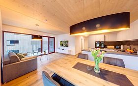 Urban-Apartmenthaus zwischen Berg und See